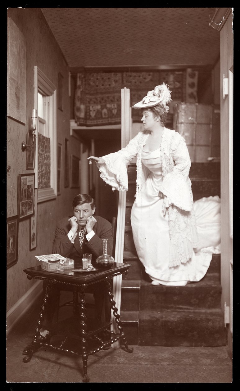 Amelia Bingham y C. Richmond posando en su apartamento, 1905 de Byron Company