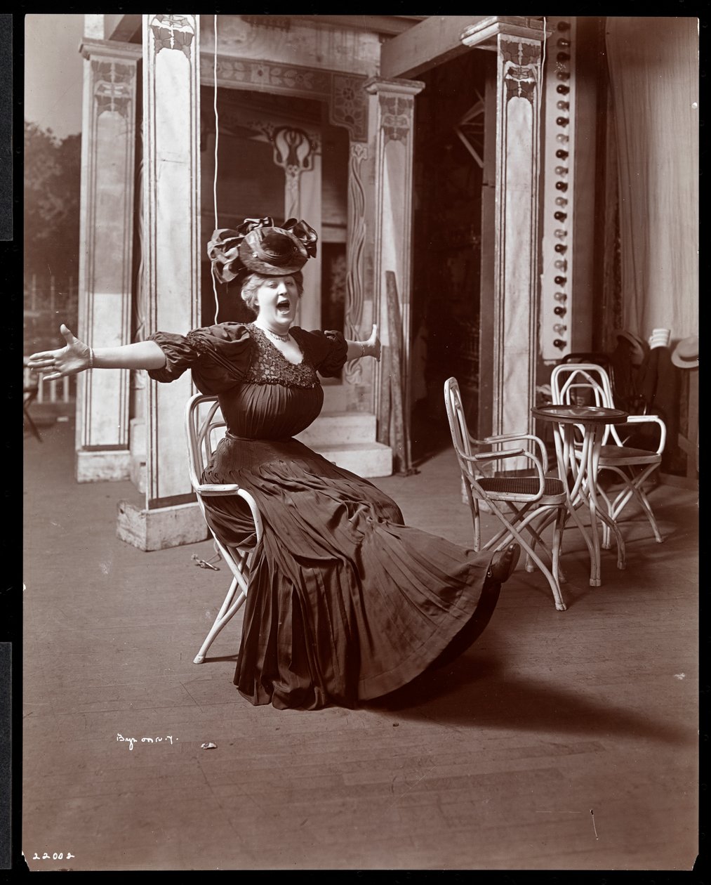 Amelia Summerville en traje como la 