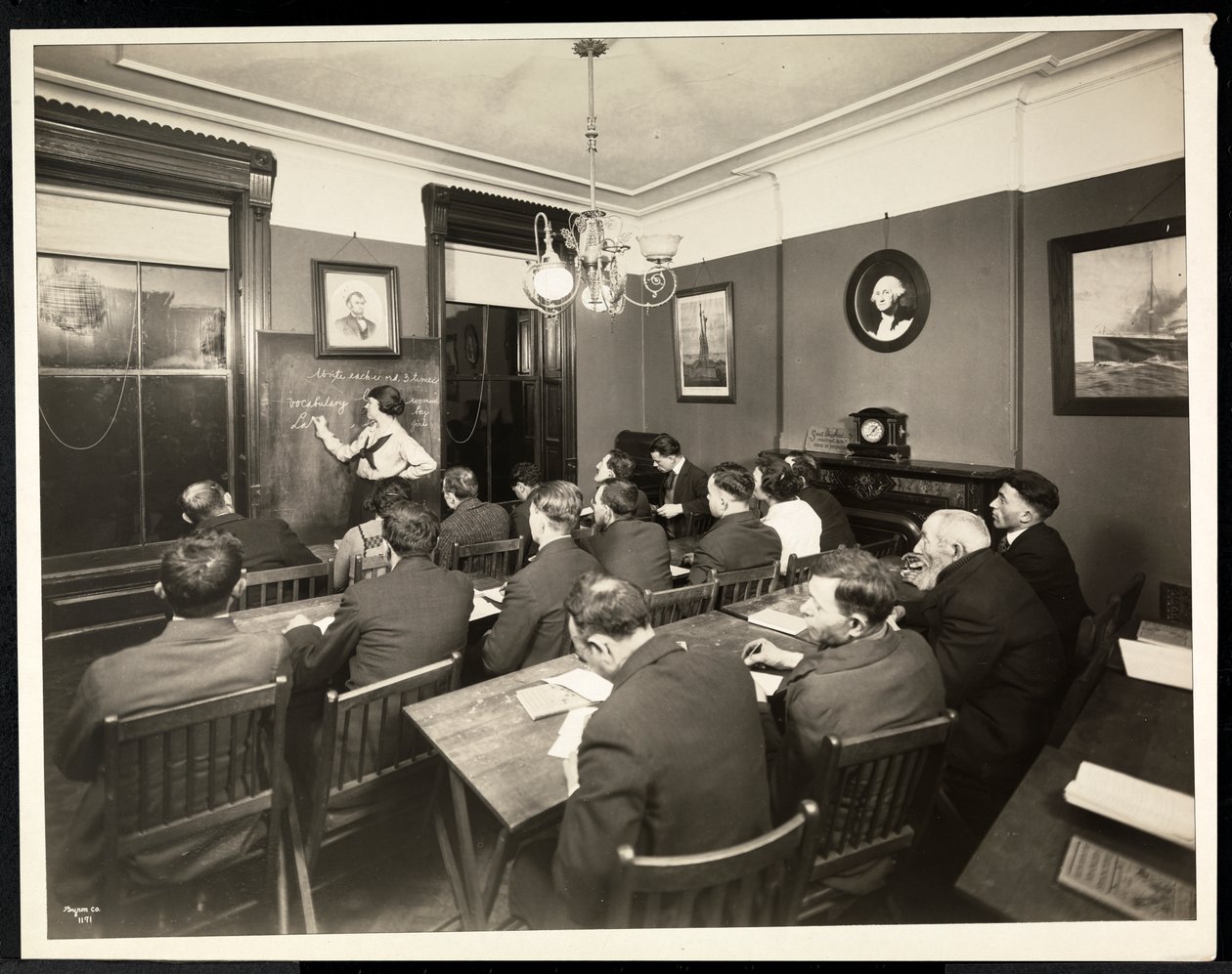 Clase de Americanización en la Hermandad Rodeph Sholom, 157 East 94th Street, Nueva York, 1920 (impresión de gelatina de plata) de Byron Company