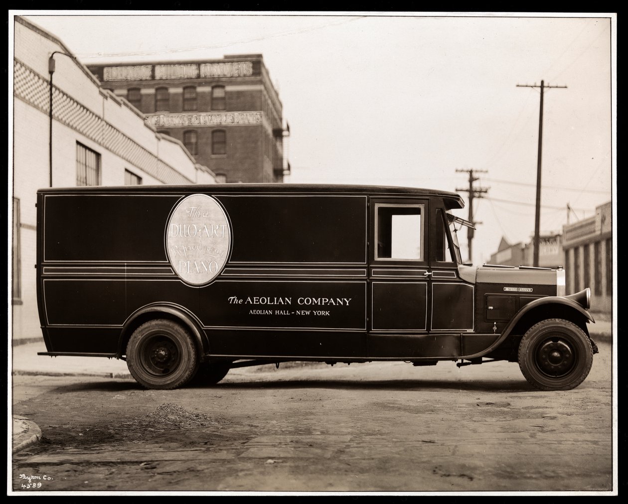 Un camión de reparto de Aeolian Company Pierce Arrow en 711 East 139th Street, Harlem, Nueva York, 1926 de Byron Company