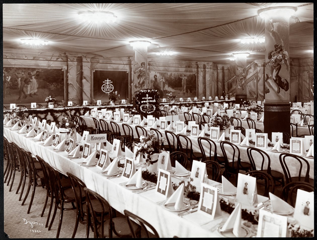 Salón de banquetes con mesa puesta para el banquete de la National Biscuit Co., Nueva York, 1904 de Byron Company