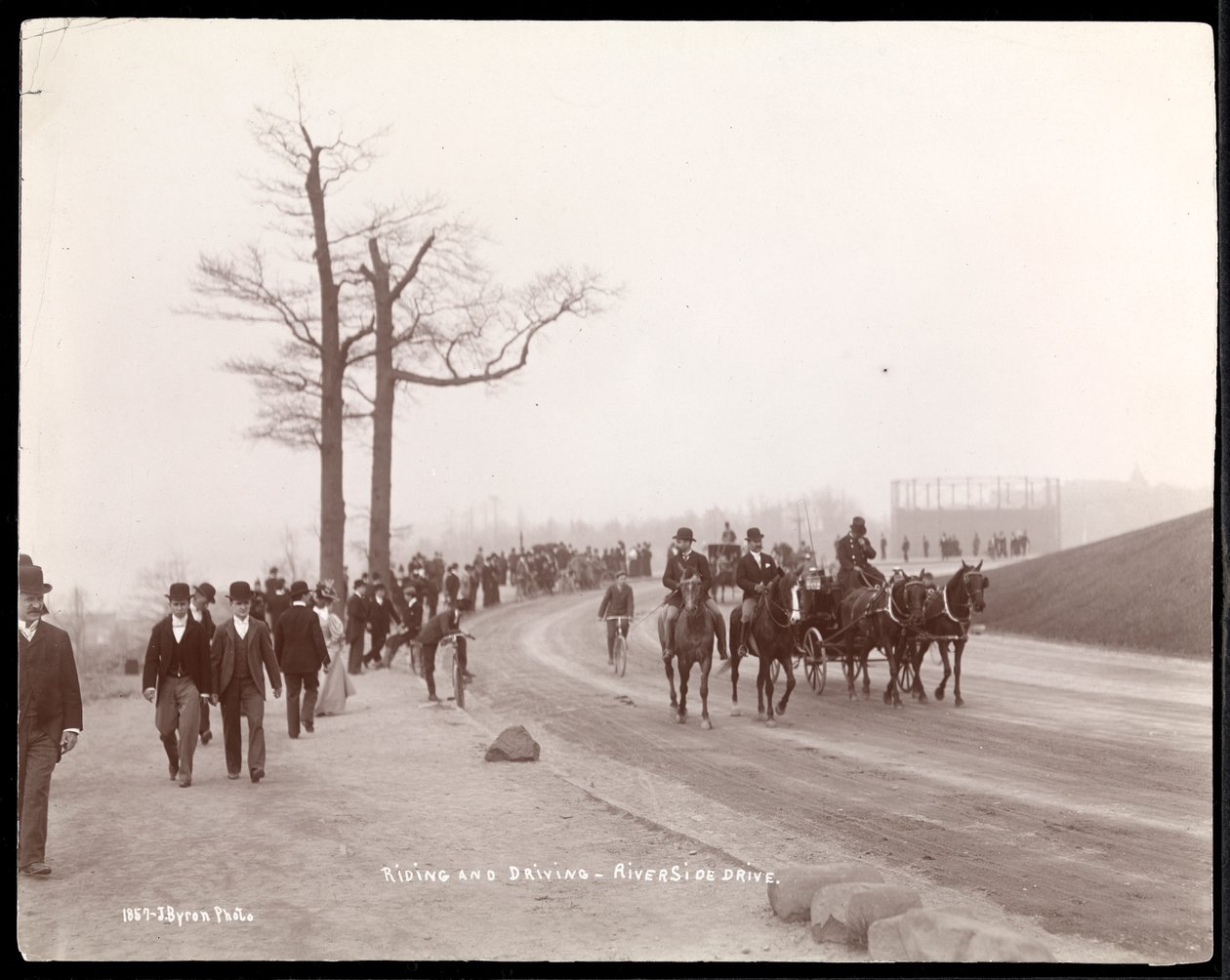Ciclistas y carruajes tirados por caballos en la curva de Riverside Drive, Nueva York, 1896 de Byron Company