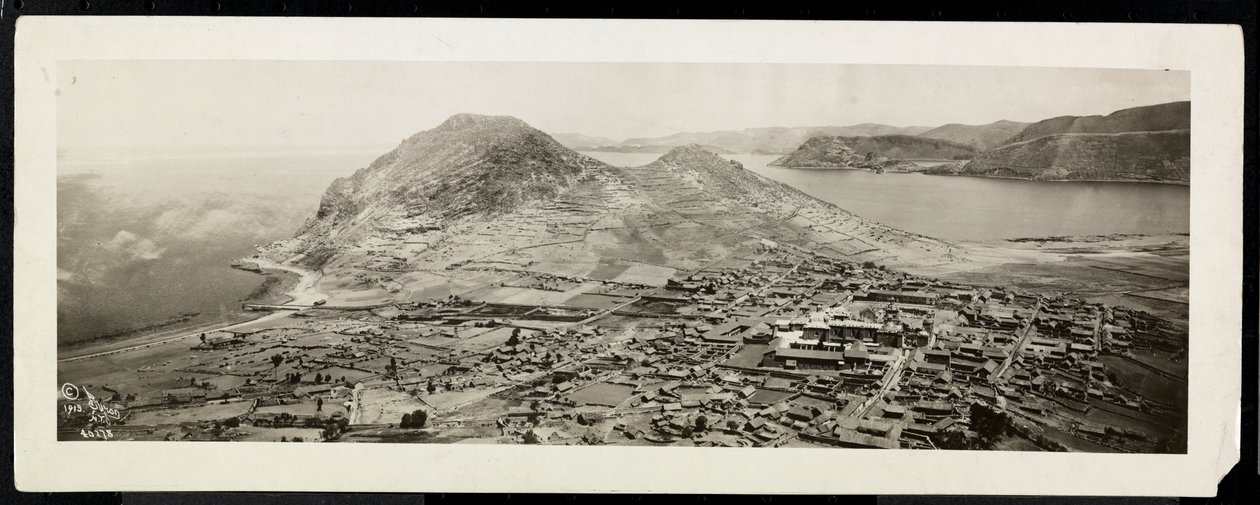 Vista aérea de una ciudad, presumiblemente en o cerca del Canal de Panamá, 1913 de Byron Company