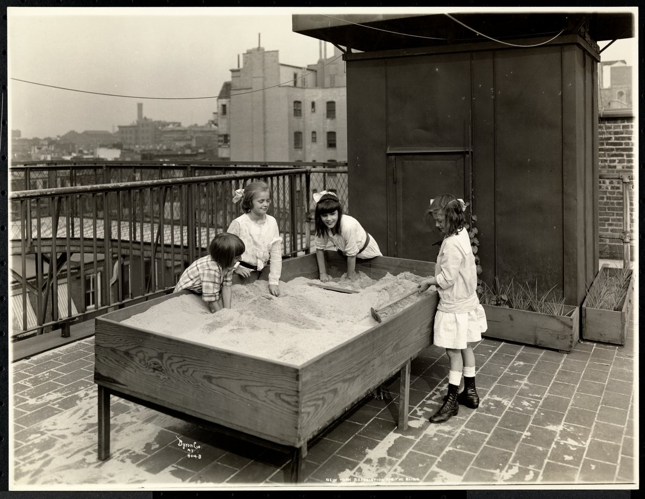 Niñas ciegas jugando en la caja de arena en el techo de la Asociación para Ciegos de Nueva York, 111 East 59th Street, Nueva York, 1926 de Byron Company