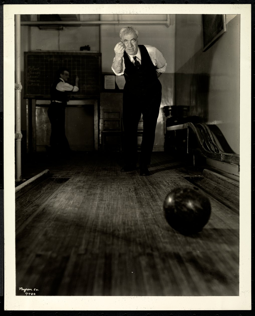 Hombre ciego jugando a los bolos en la Asociación para Ciegos de Nueva York, 111 East 59th Street, 1921 de Byron Company