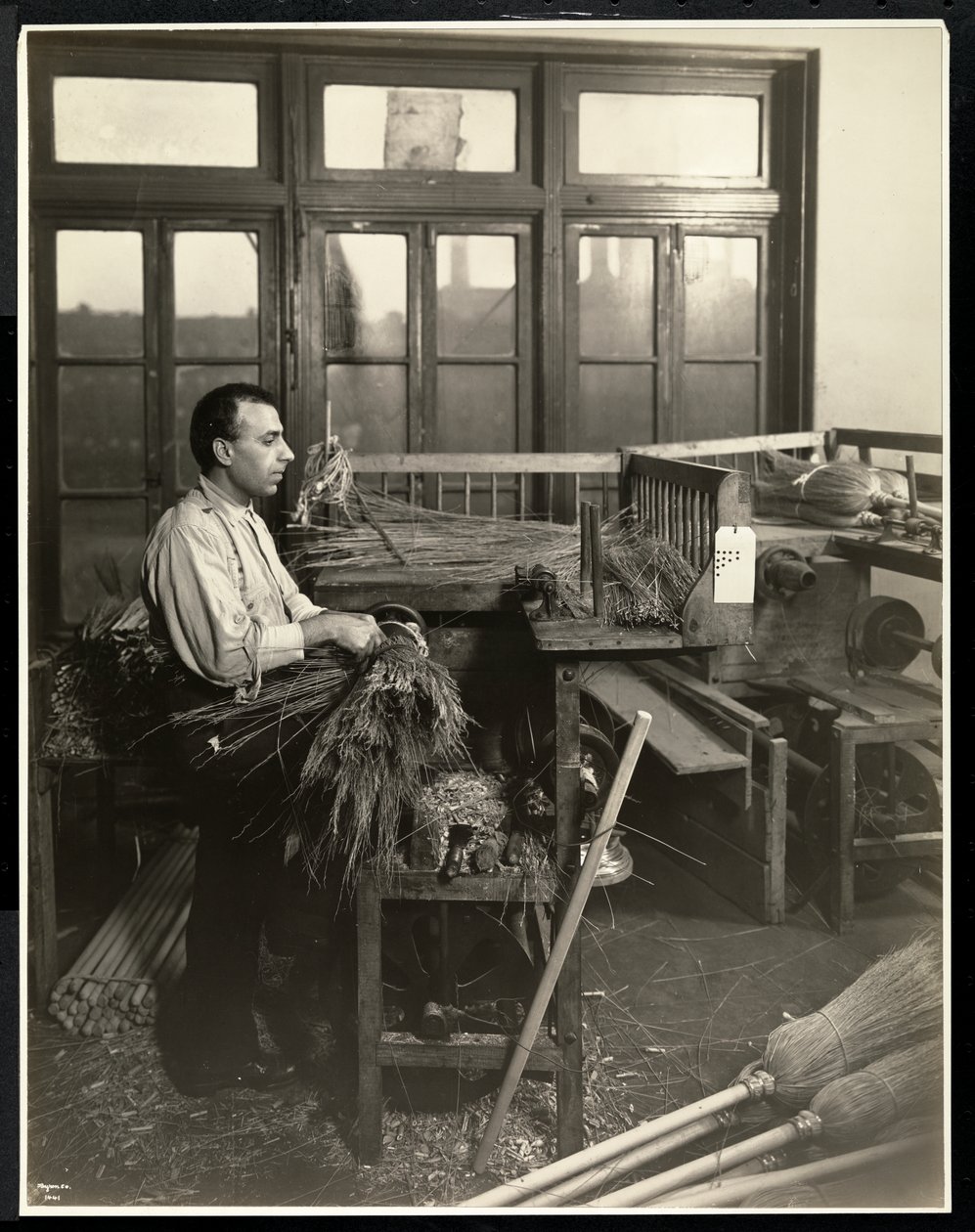 Hombre ciego sujetando paja en mangos de escoba en el Edificio Conmemorativo Bourne, Nueva York, 1921 de Byron Company