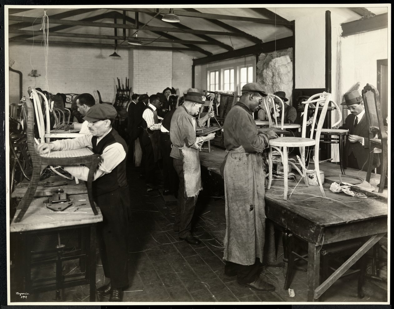 Hombres ciegos recanando sillas en el Edificio Memorial Bourne, Nueva York, 1920 de Byron Company