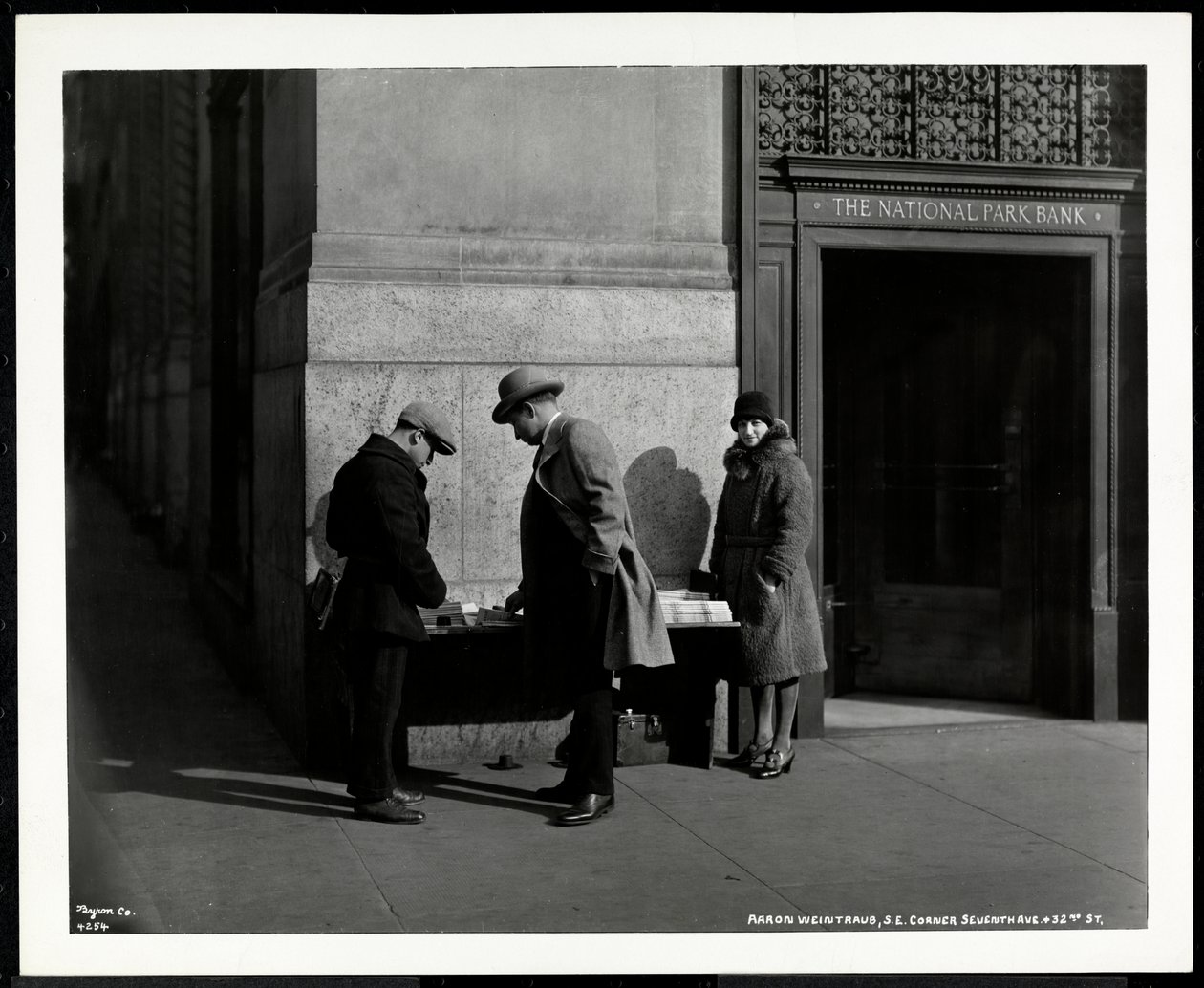 Vendedor de periódicos ciego, Aaron Weintraub, en su puesto en la esquina sureste de la 7ª Avenida y la Calle 32, Nueva York, 1930 de Byron Company