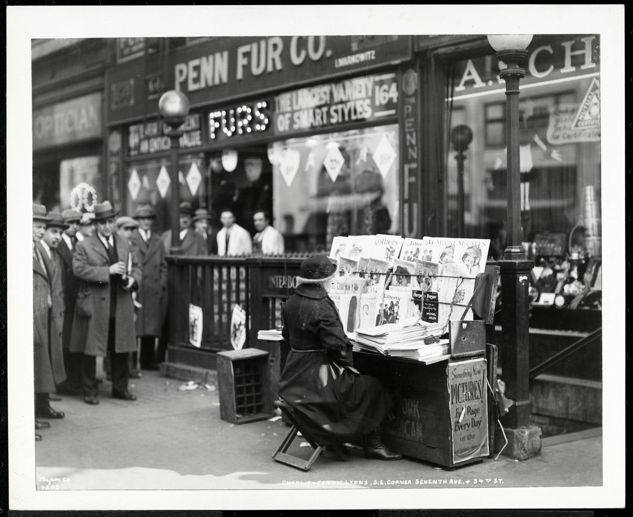 Vendedor de Noticias Ciego, Aaron Weintraub, en su Puesto en la Esquina Sureste de la 7ª Avenida y la Calle 32, Nueva York, 1926 de Byron Company