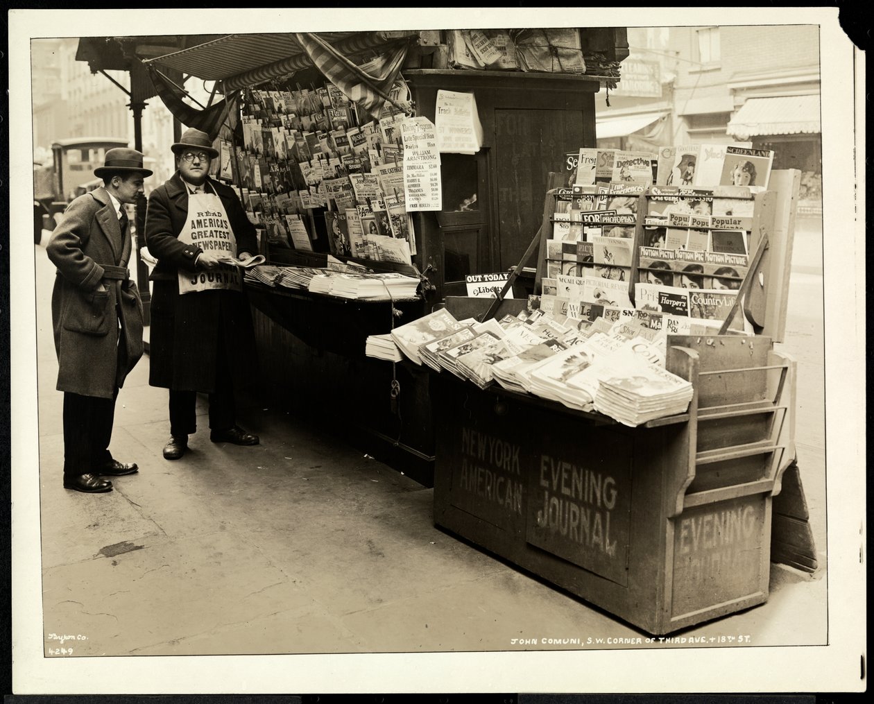 Vendedor de periódicos ciego, John Comuni, en su puesto en la 3ª Avenida y la Calle 18, Nueva York, 1926 de Byron Company