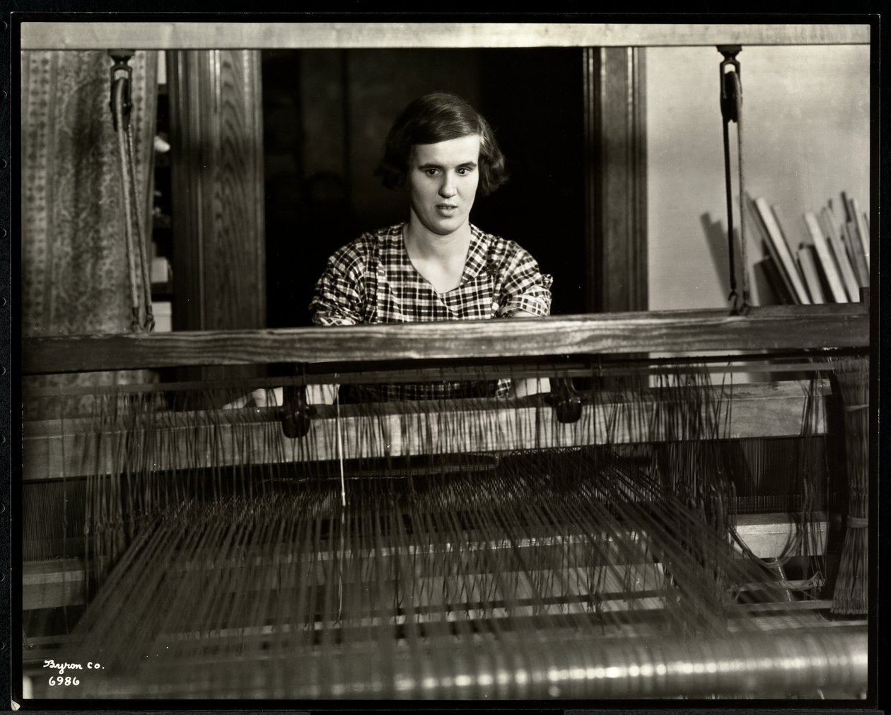 Joven ciega trabajando en un telar en la Asociación para Ciegos de Nueva York, 111 East 59th Street, Nueva York, 1934 de Byron Company