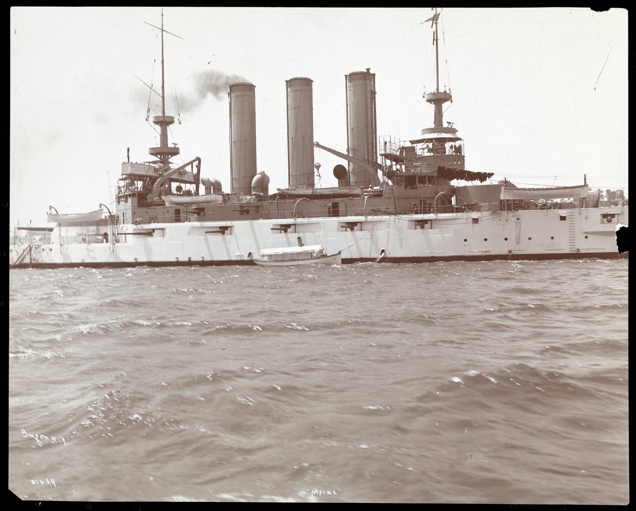 Vista lateral del U.S.S. Maine, 1906 de Byron Company