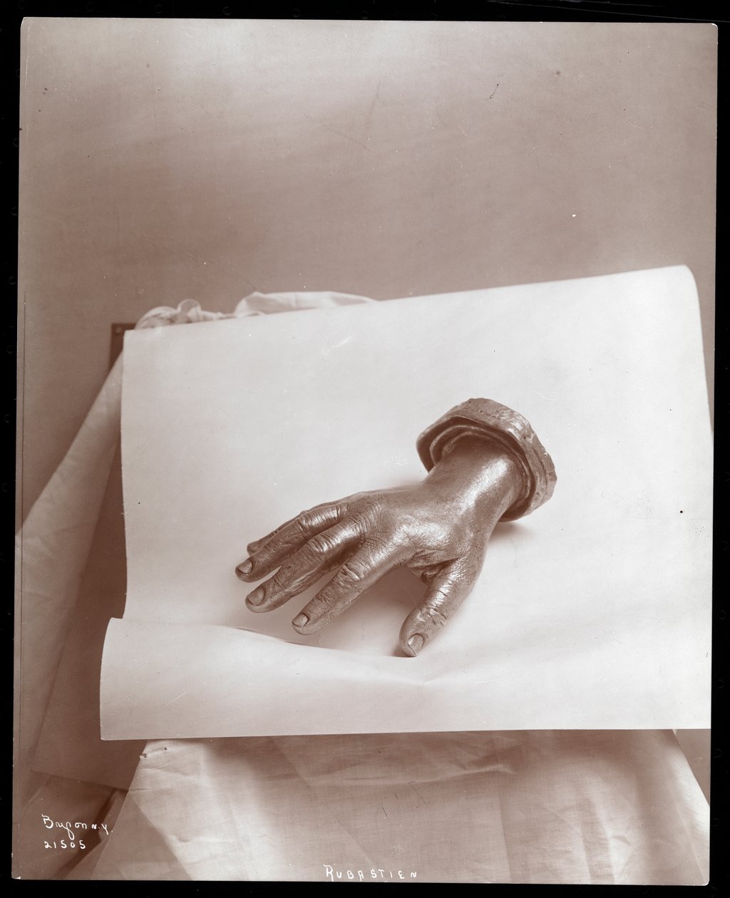 Molde de bronce de la mano derecha de Arthur Rubinstein, 1906 de Byron Company