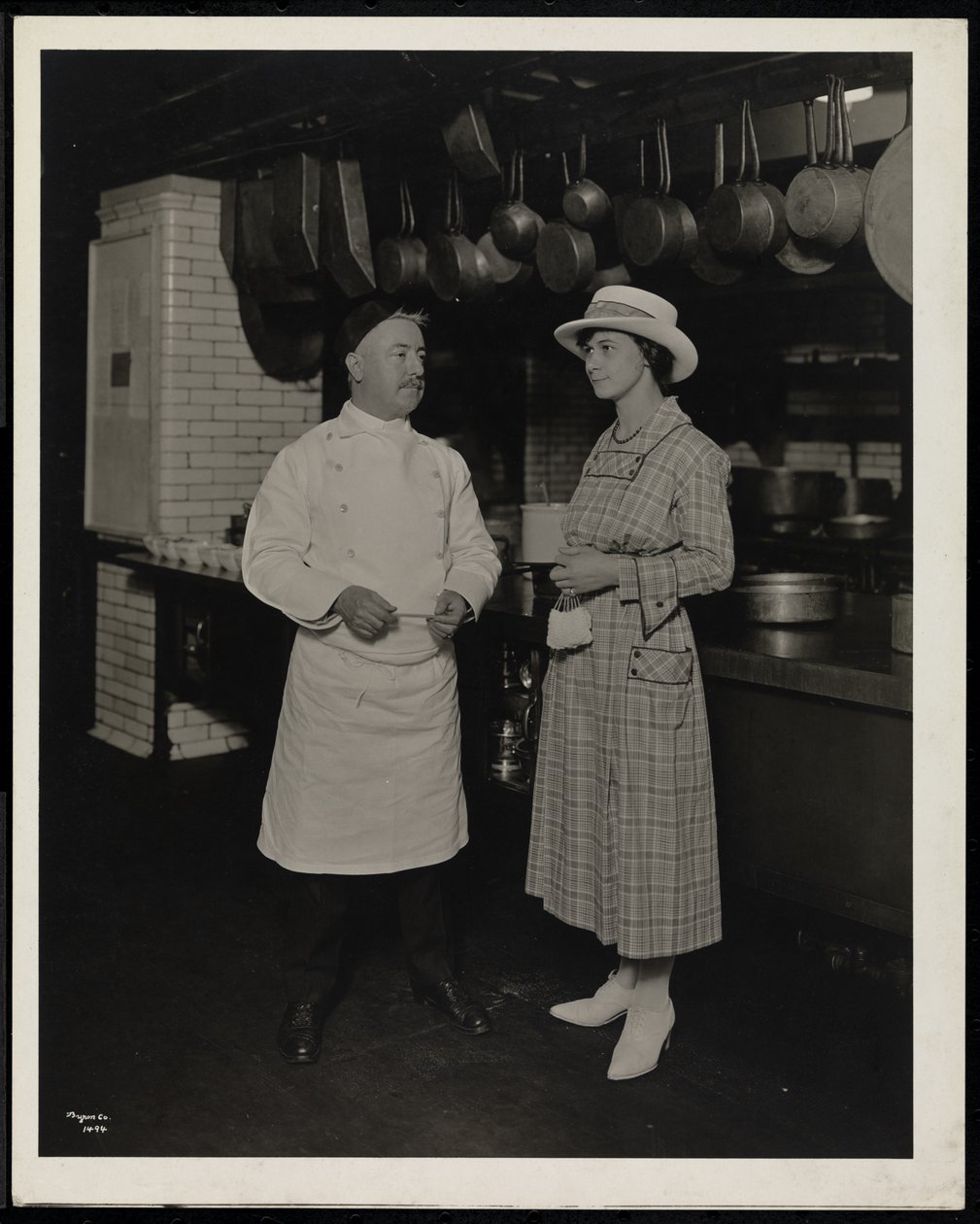 Chef Leoni y la Srta. Selley de Toronto en la cocina del Hotel Commodore, 1920 de Byron Company