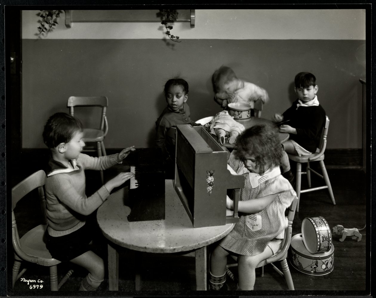 Niños jugando en la sala de juegos de la Asociación para Ciegos de Nueva York, 111 East 59th Street, Nueva York, 1935 de Byron Company