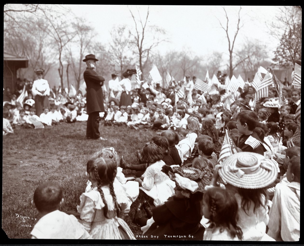 Niños viendo a un animador en el Día del Árbol en Tompkins Square Park, Nueva York, 1904 de Byron Company
