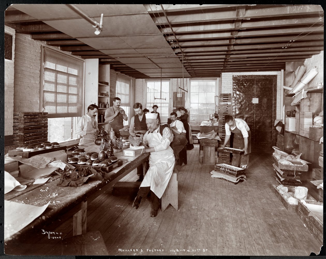 Cocineros decorando huevos de Pascua y pollitos en la cocina de Maillard