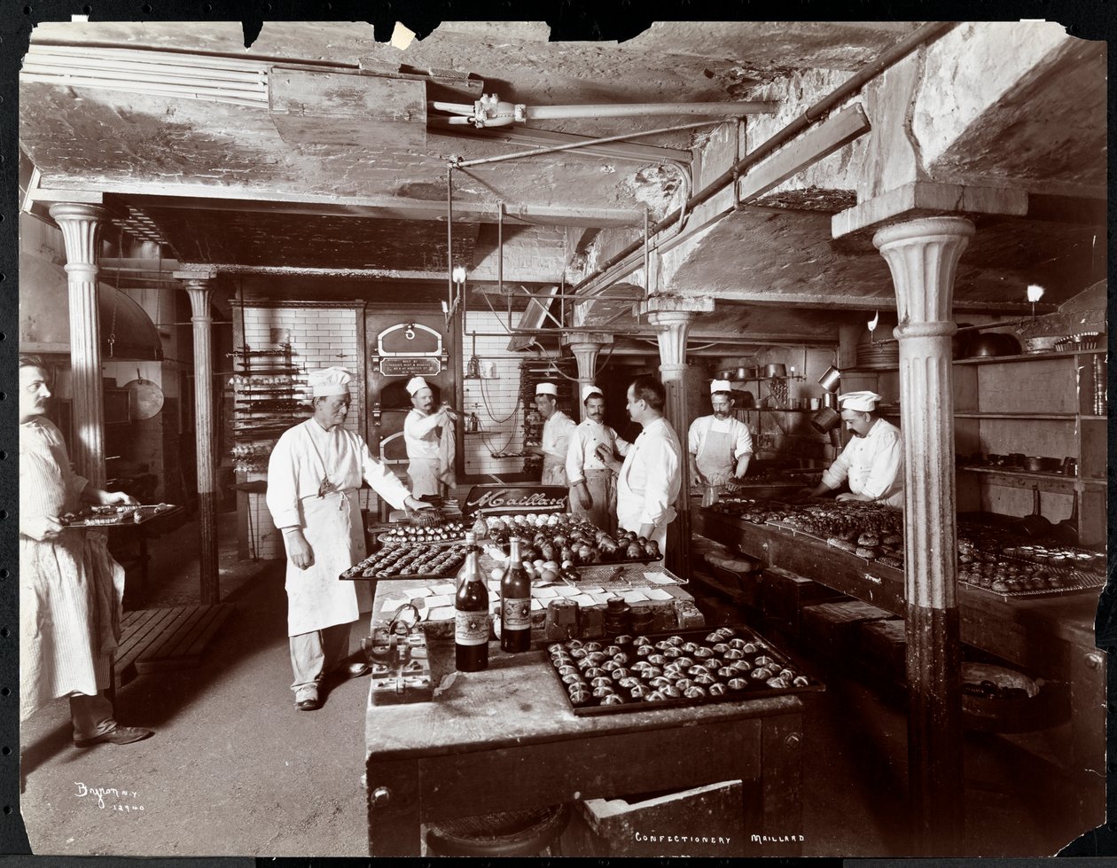 Cocineros trabajando en la cocina de los Fabricantes de Chocolate Maillard, 116-118 West 25th Street, Nueva York, 1902 de Byron Company