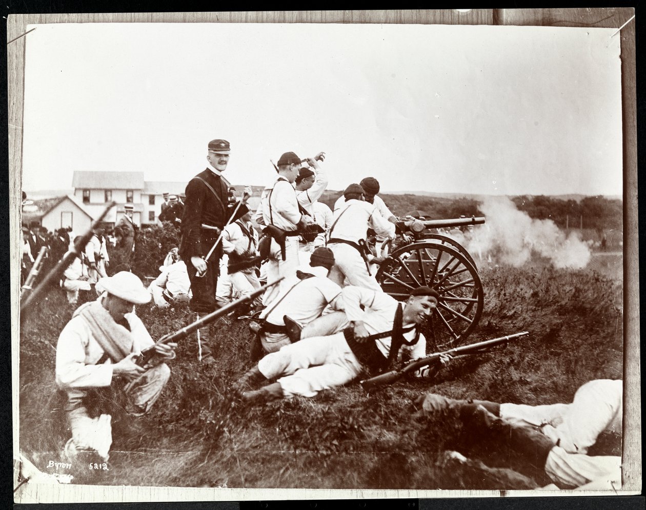Fotografía de soldados de la Reserva Naval de Nueva York en una batalla simulada con armas y cañones, Fishers Island, Nueva York, 1917 de Byron Company