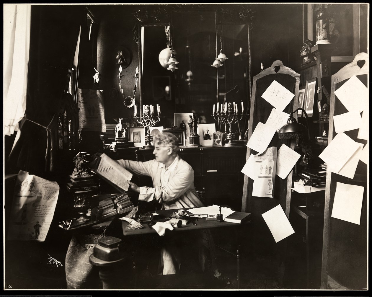 David Belasco en su estudio, hojeando un diccionario, 1909 de Byron Company