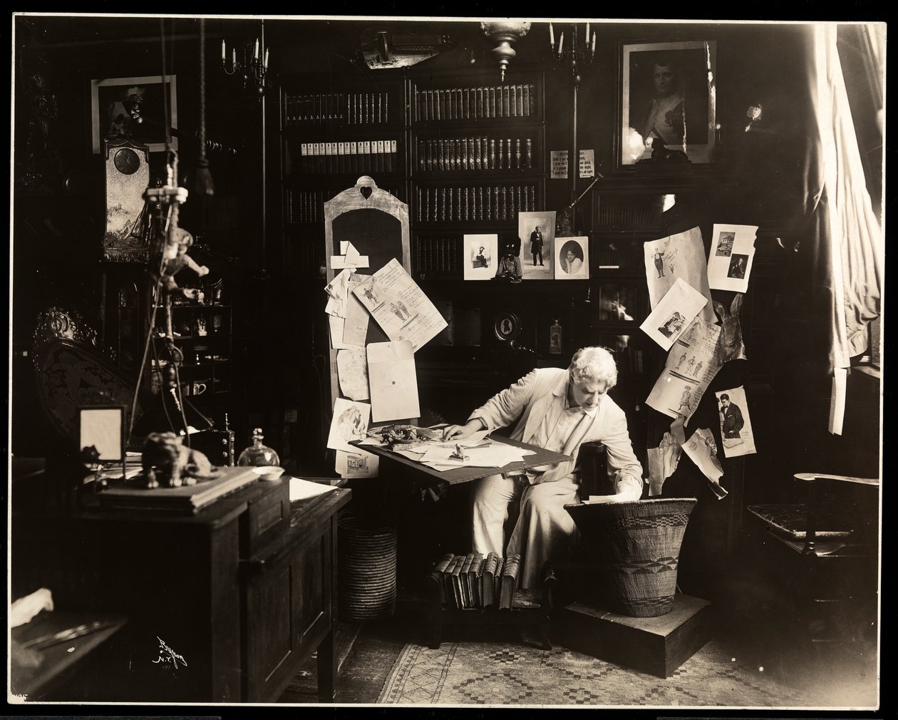David Belasco sentado en su estudio en Nueva York, 1909 de Byron Company