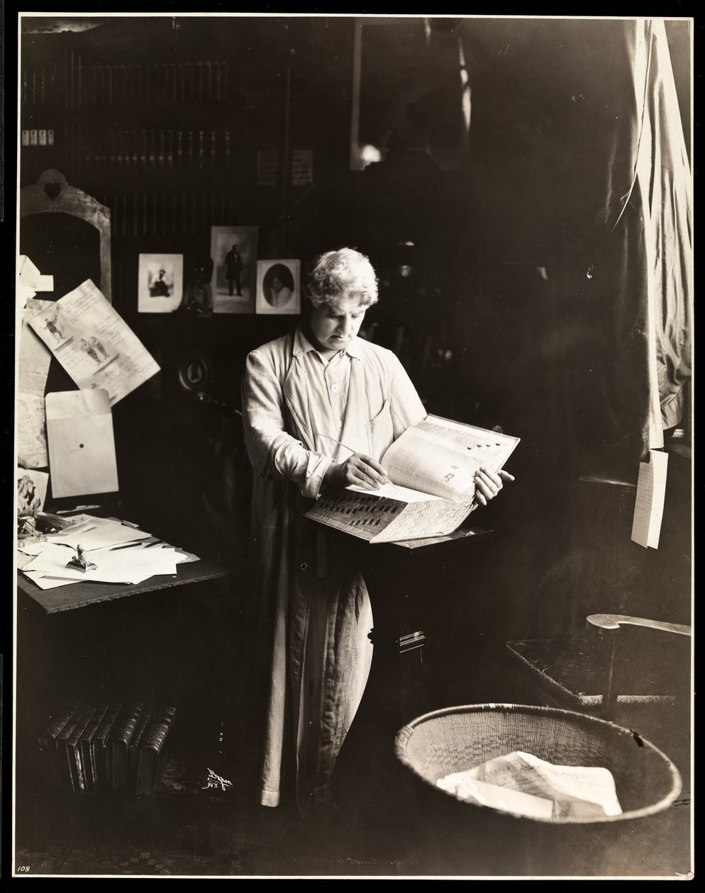 David Belasco de pie sosteniendo un diccionario, después de 1909 de Byron Company