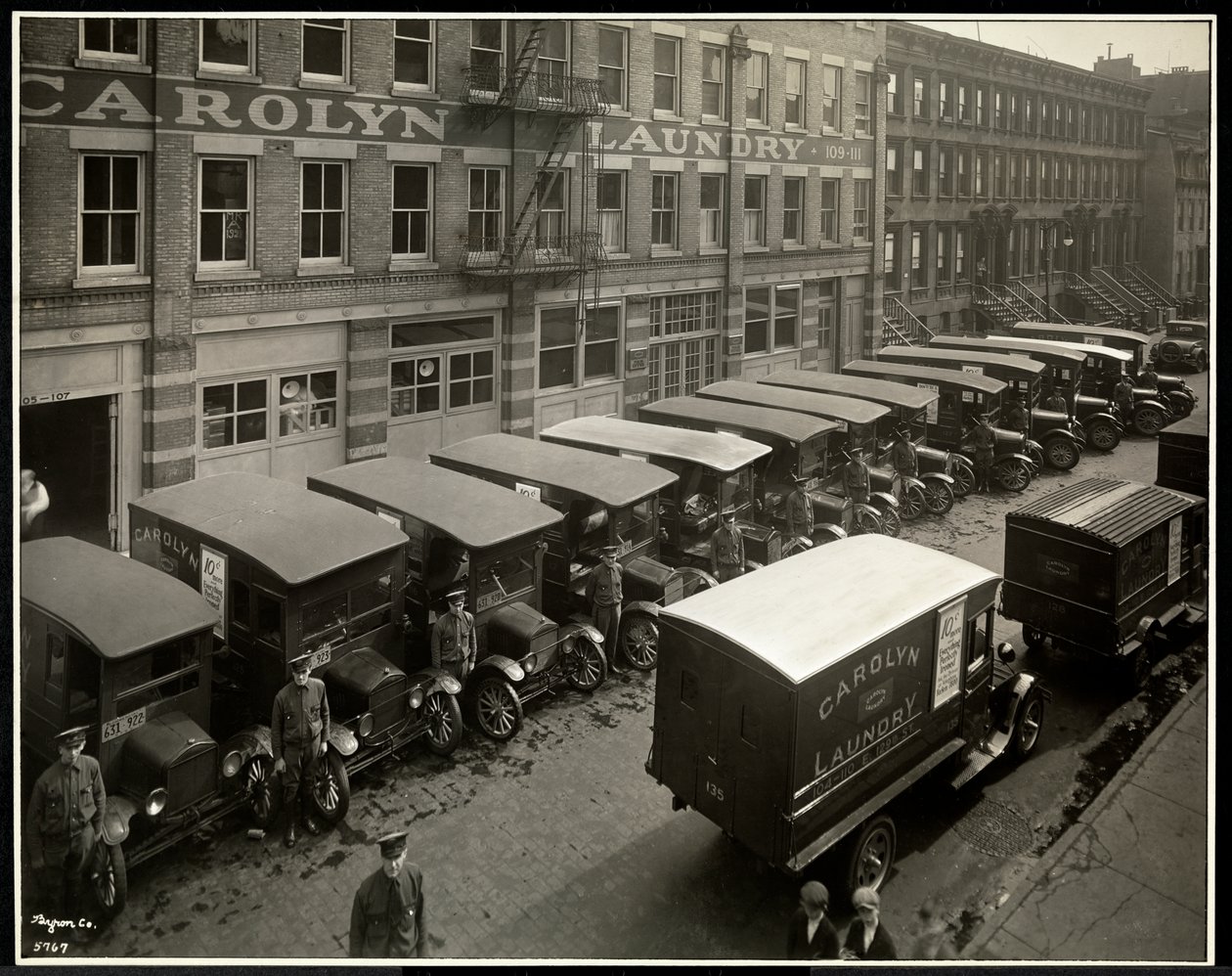 Camiones de reparto estacionados fuera de Carolyn Laundry en 111 East 128th Street, East Harlem, Nueva York, 1929 de Byron Company