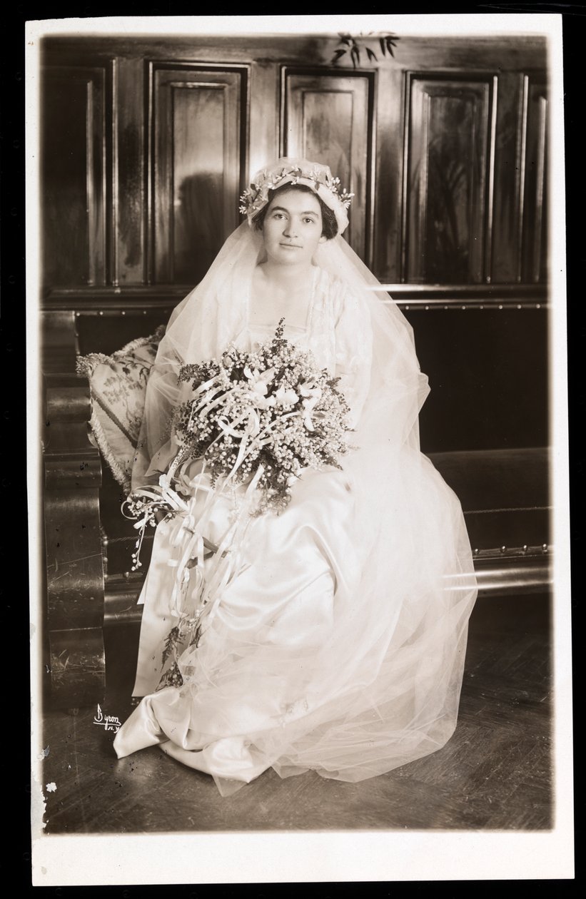 La hija del Dr. Jacoby sentada en su vestido de novia, Nueva York, 1915-16 (impresión de gelatina de plata) de Byron Company