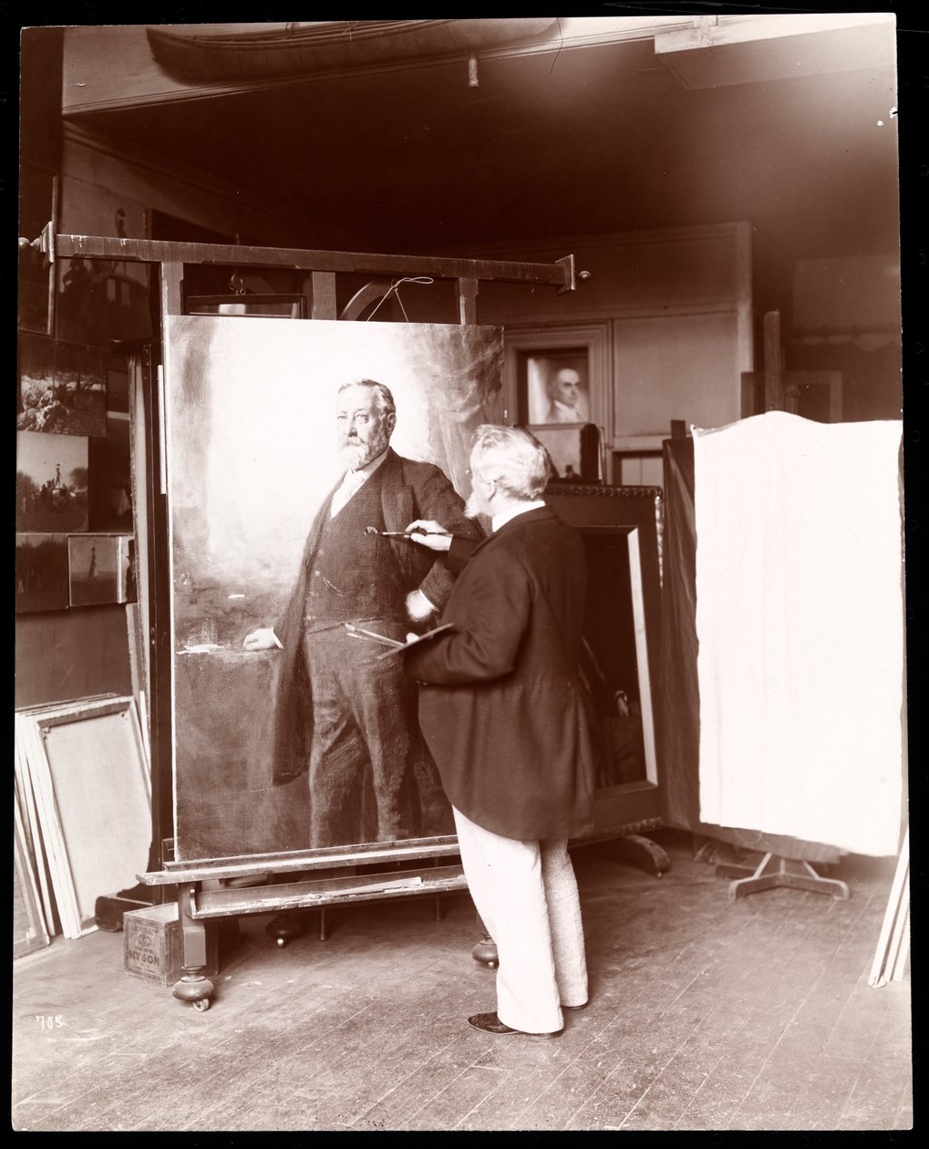 Eastman Johnson con pincel en mano, trabajando en el retrato del Presidente Harrison en su estudio, Nueva York, 1895 de Byron Company