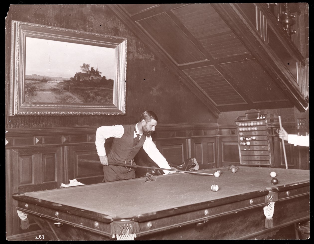 Edwin Gould jugando al billar en su casa en Rhinecliffe, Nueva York, 1893-4 de Byron Company