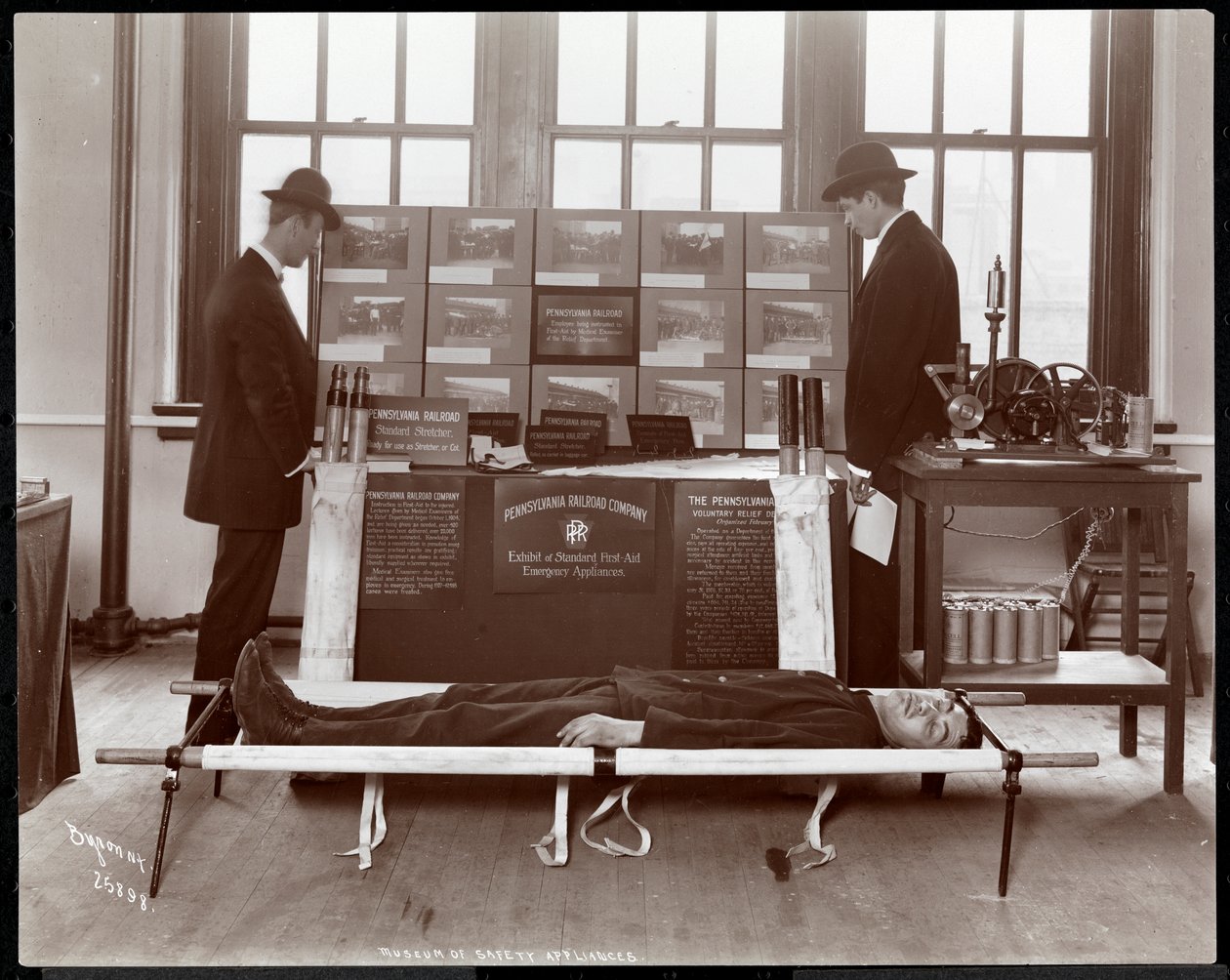 Exhibición de equipo de primeros auxilios por la Pennsylvania Railroad Co. en el Museo de Aparatos de Seguridad del Instituto Americano de Servicio Social, Nueva York, 1908 de Byron Company