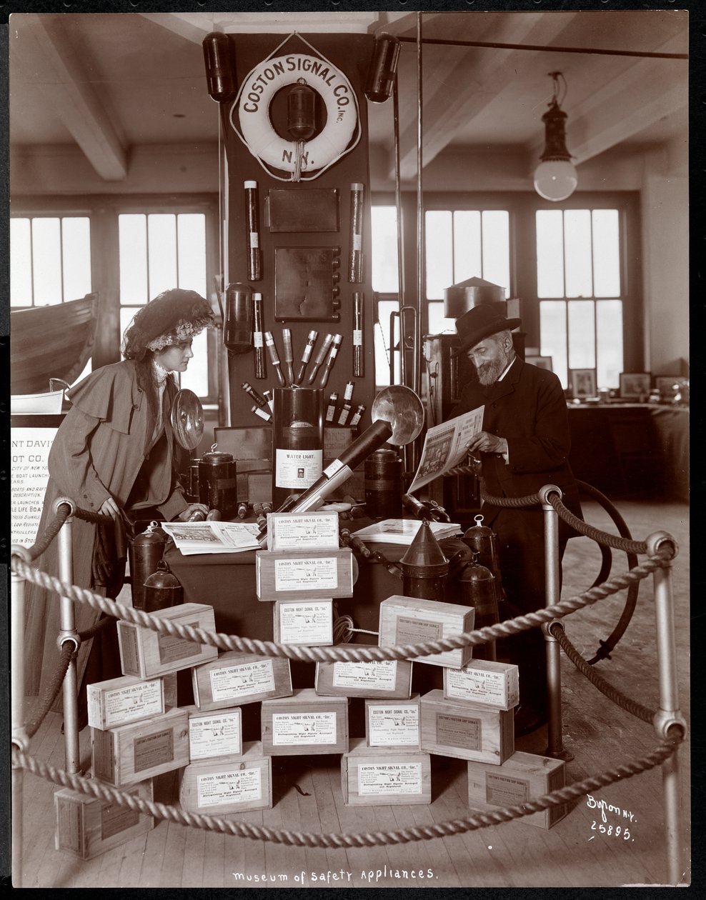 Exhibición de la Coston Signal Co. en el Museo de Aparatos de Seguridad del Instituto Americano de Servicio Social, Nueva York, 1908 de Byron Company