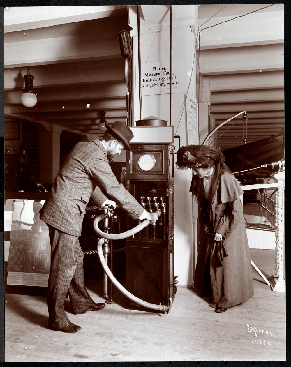 Exhibición de la Coston Signal Co. en el Museo de Aparatos de Seguridad del Instituto Americano de Servicio Social, Nueva York, 1908 (impresión de gelatina de plata) de Byron Company