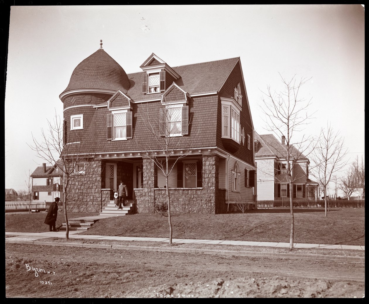 Vista exterior de la residencia de Edgar Smith, autor, en Elmhurst, Long Island, 1902-3 de Byron Company