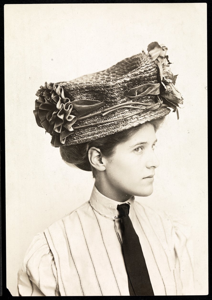 Fotografía de moda de una mujer modelando un sombrero, Nueva York, 1890-1910 de Byron Company