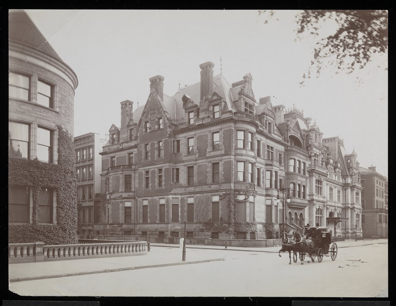 Quinta Avenida, 66th St., y J.J. Astor, 65th St., Nueva York, 1901-02 de Byron Company