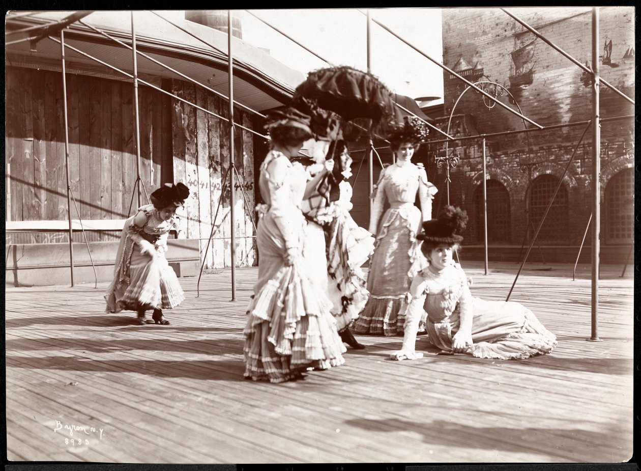 Cinco actrices en traje ensayando en el techo de lo que probablemente es el Teatro de Nueva York de Byron Company