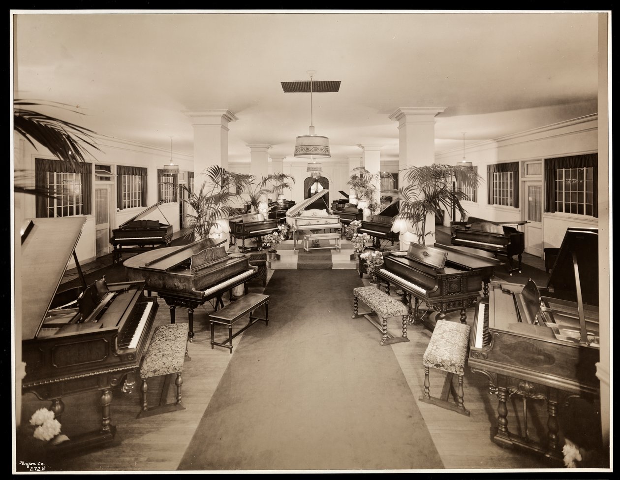 Exposición de piano de arte en el cuarto piso de Aeolian Company, 1926 (impresión de gelatina de plata) de Byron Company