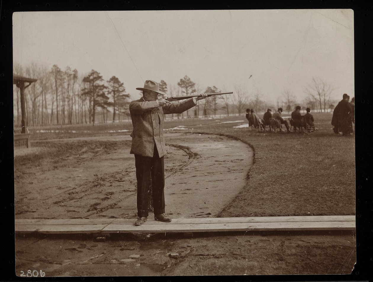 Frank Work apuntando con un rifle en una competencia de tiro, Nueva York, 1896 de Byron Company