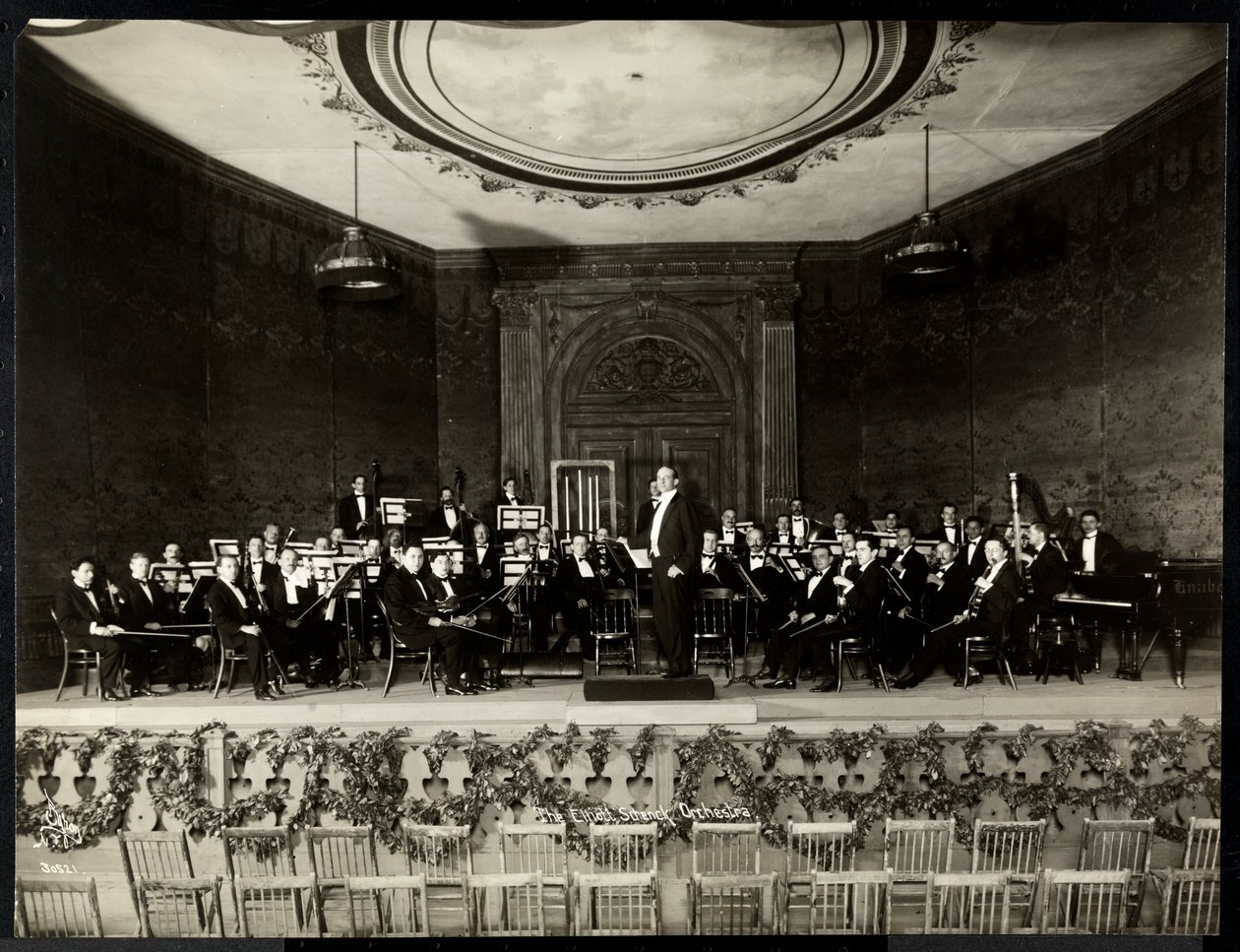 Orquesta completa en el escenario, Nueva York, 1911 de Byron Company