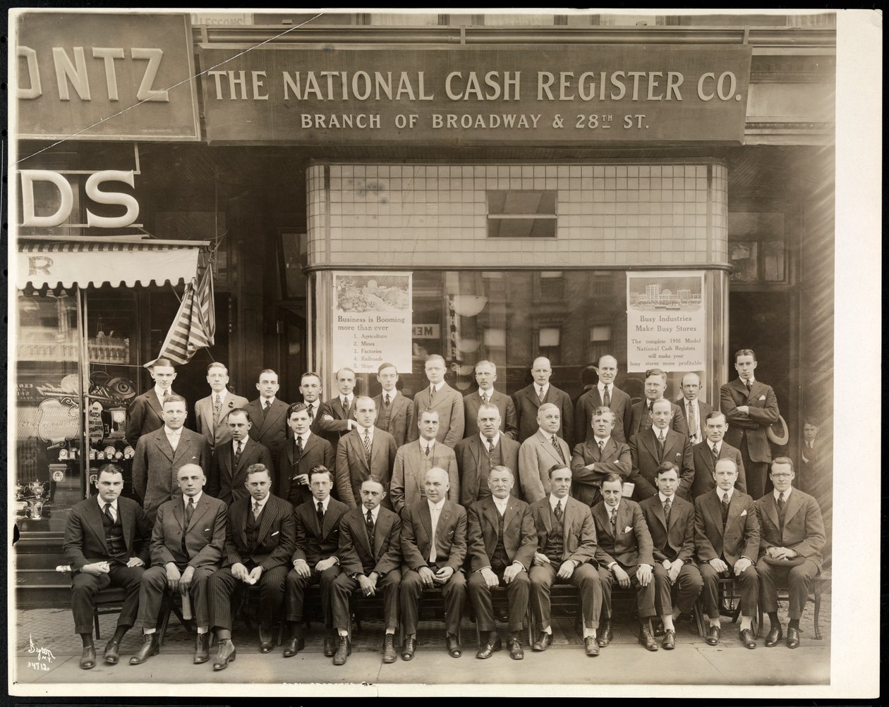 Grupo de hombres de la National Cash Register Co. posando frente a la sucursal de Broadway y 28th Street, Nueva York, 1916 de Byron Company