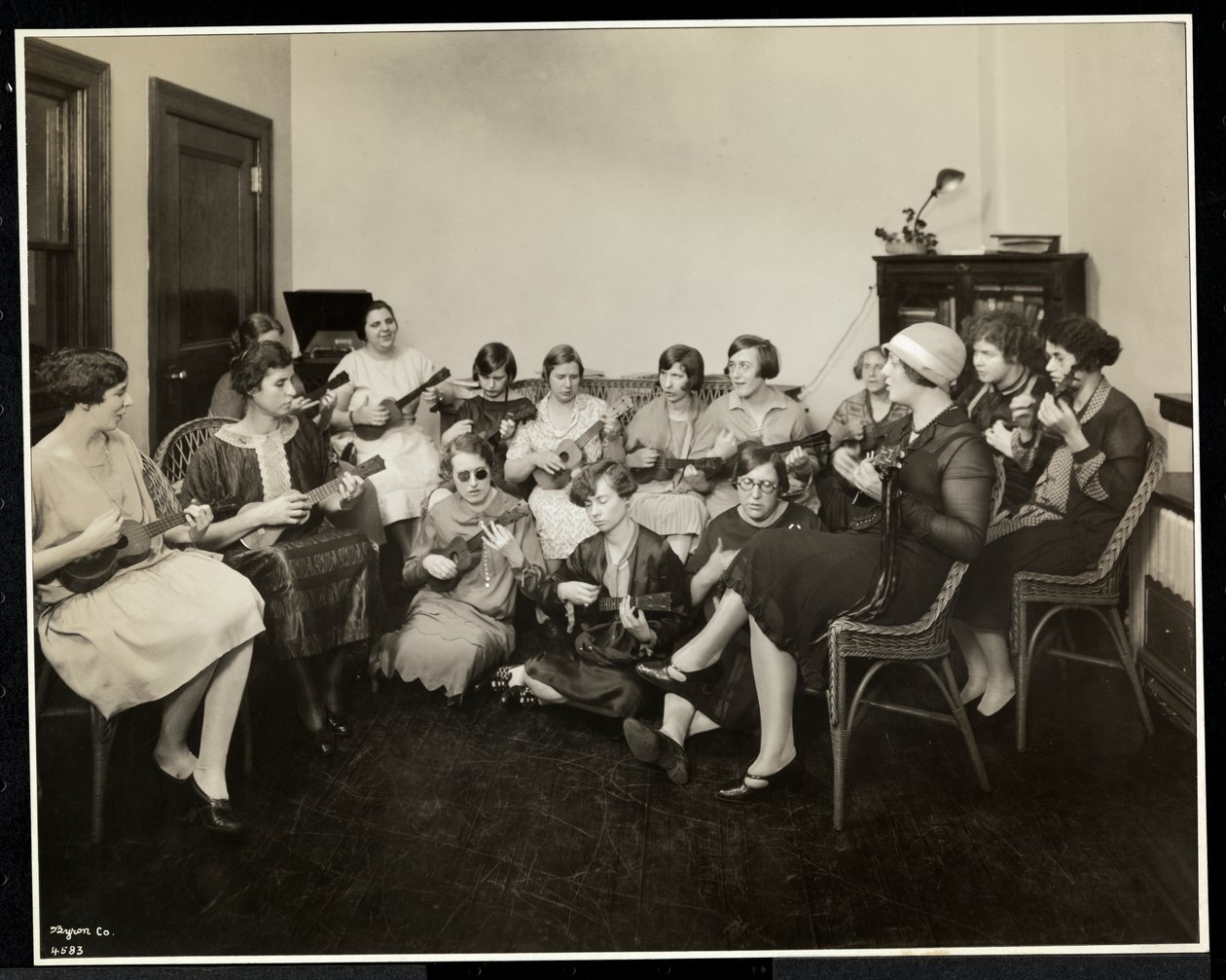 Grupo de jóvenes mujeres ciegas tocando ukeleles en la Asociación para Ciegos de Nueva York, 111 East 59th Street, Nueva York, 1926 de Byron Company