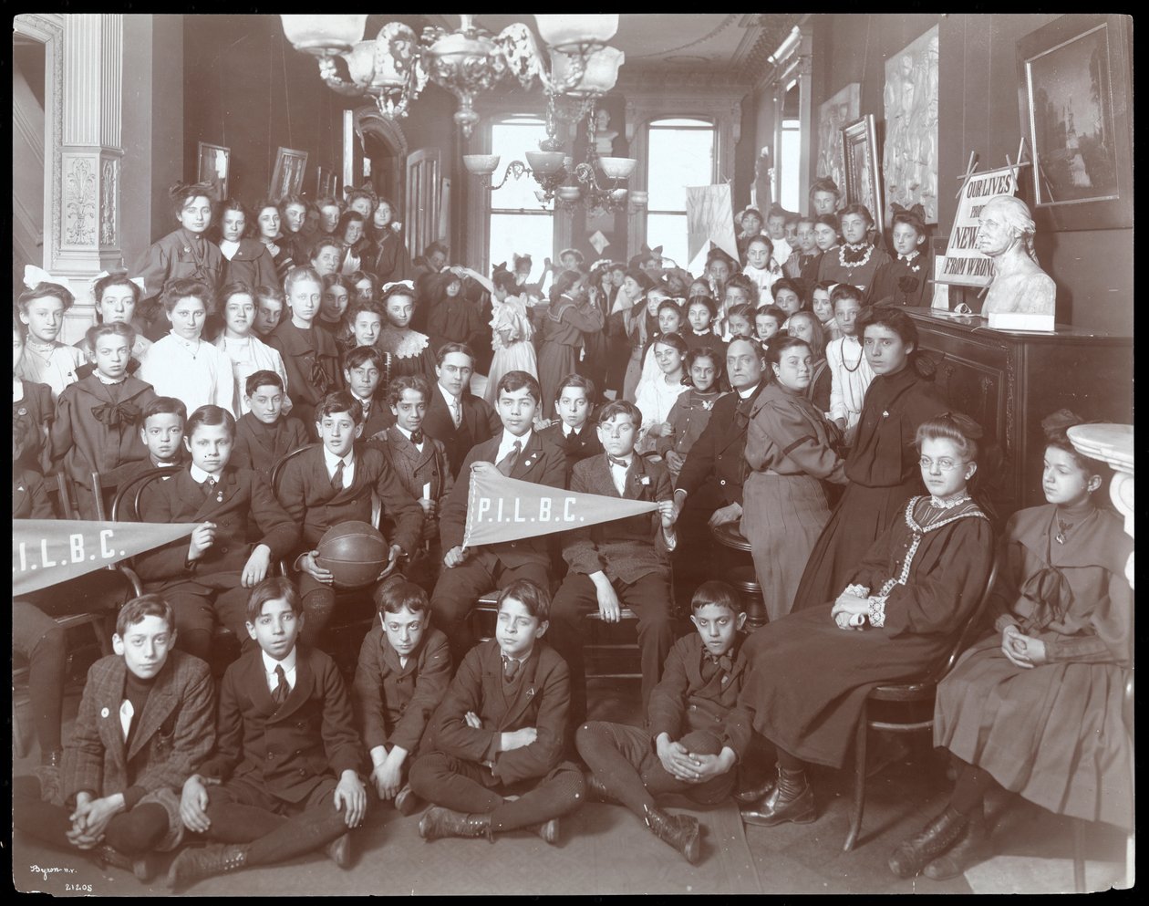 Grupo de jóvenes hombres y mujeres posando en el Instituto del Pueblo, Nueva York, 1905 de Byron Company