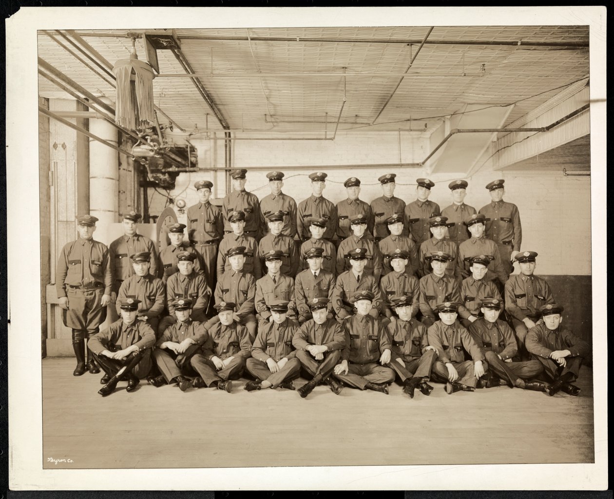 Retrato grupal de conductores uniformados y repartidores de Carolyn Laundry en 111 East 128th Street, East Harlem, Nueva York, 1928 de Byron Company