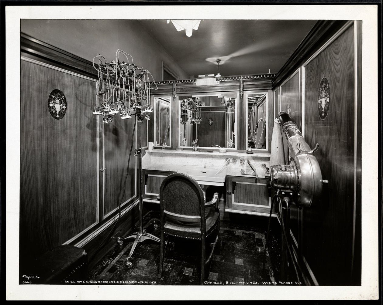Vista interior de una cabina de peluquería en el salón de belleza Charles of the Ritz en B. Altman y Co., 1932 de Byron Company