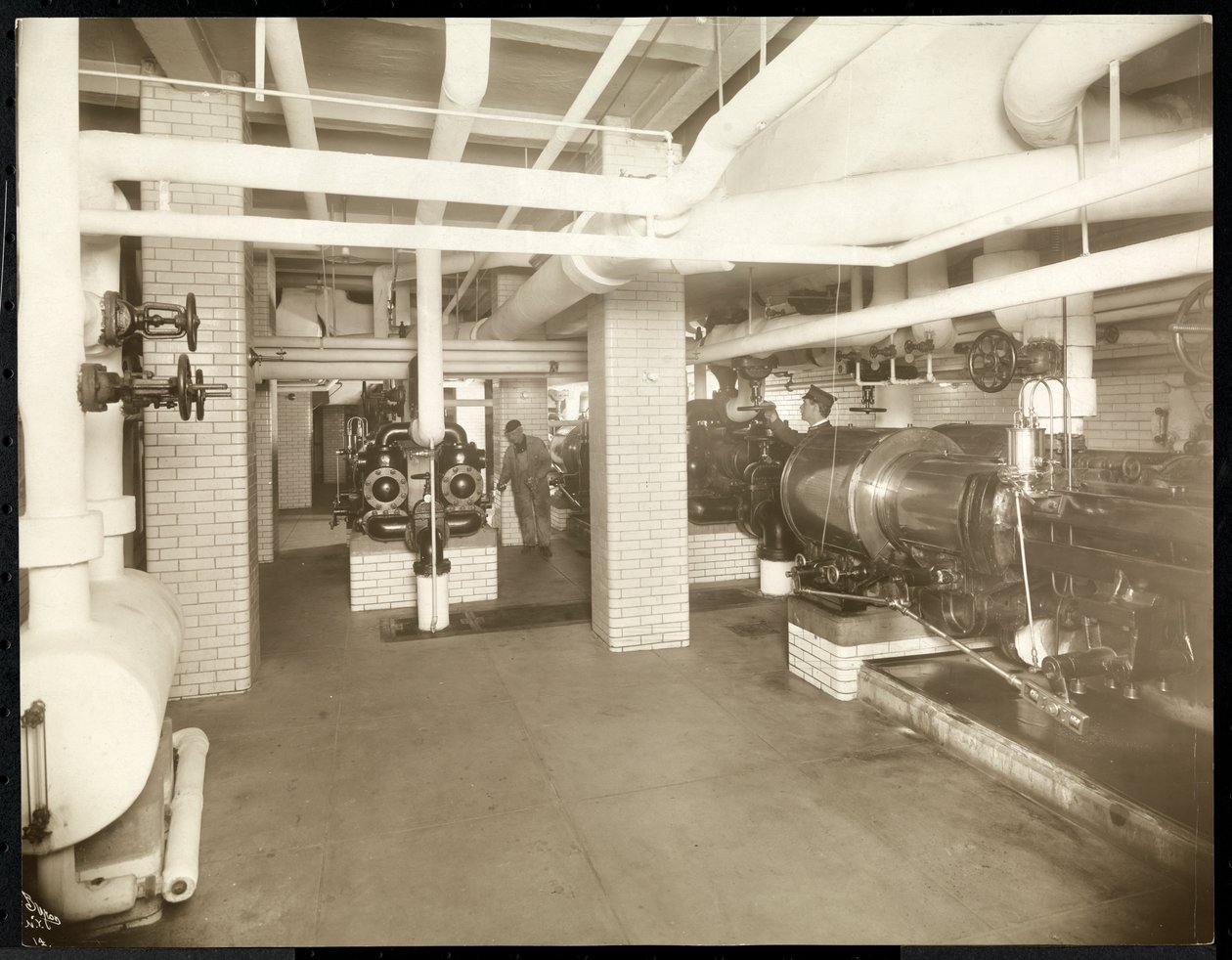 Vista interior de una sala de calderas en el Departamento de Puentes de la Ciudad de Nueva York, 1905 de Byron Company