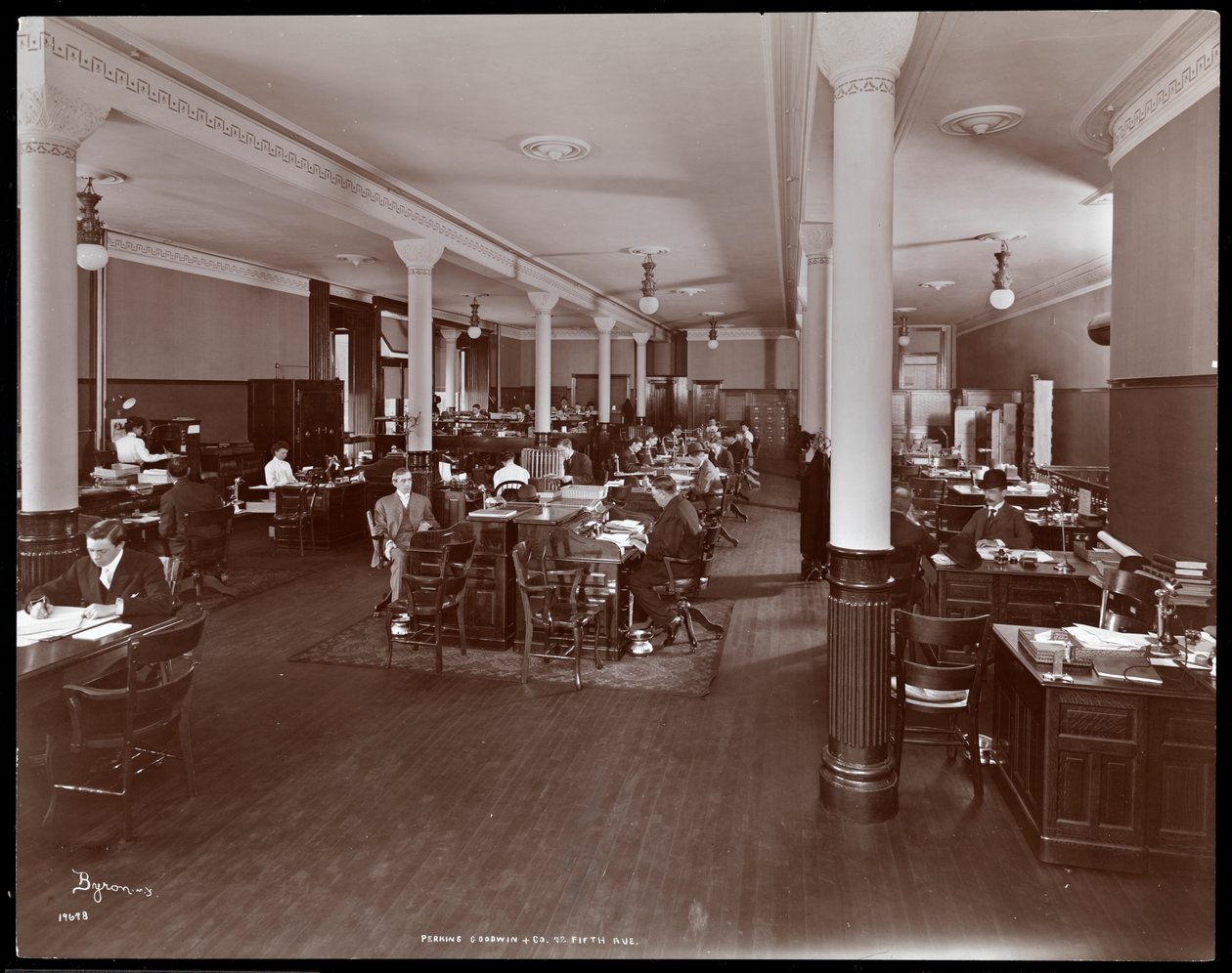 Vista interior de una oficina abierta en Perkins, Goodwin y Co. en 72 5th Avenue, Nueva York, c.1905 de Byron Company