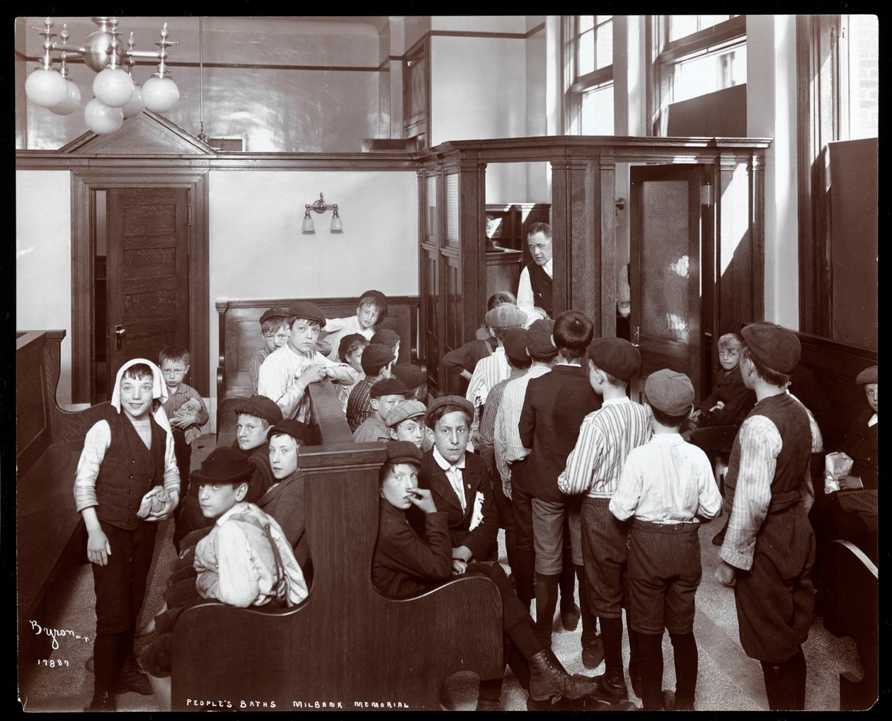 Vista interior de niños en una sala de espera en los Baños del Pueblo, Milbank Memorial, Nueva York, 1904 de Byron Company