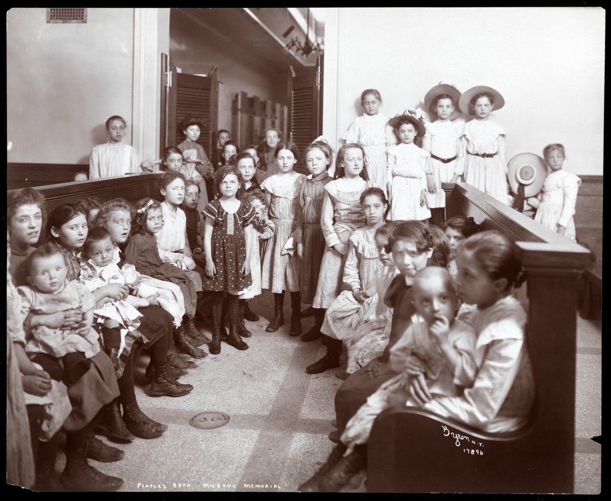 Vista interior de niñas en una sala de espera en los Baños del Pueblo, Milbank Memorial, Nueva York, 1904 de Byron Company