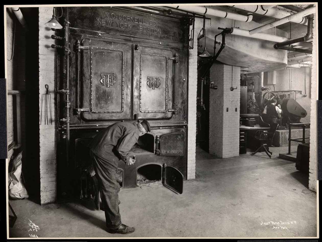 Vista interior de hombres trabajando en la sala de hornos en Parke, Davis y Co., químicos, Hudson y Vestry Streets, Nueva York, 1910 (impresión de gelatina de plata) de Byron Company